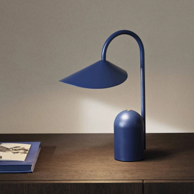 ferm LIVING ferm LIVING LED dobíjecí stolní lampa Arum, modrá, stmívatelná, IP44