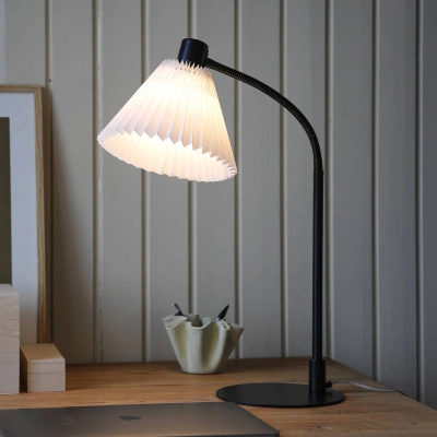 Markslöjd Stolní lampa Mira, černá/bílá, železo/látka, výška 59 cm