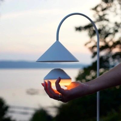 FRANDSEN FRANDSEN LED dobíjecí lampa One, bílá, Ø 9 cm, akrylátová